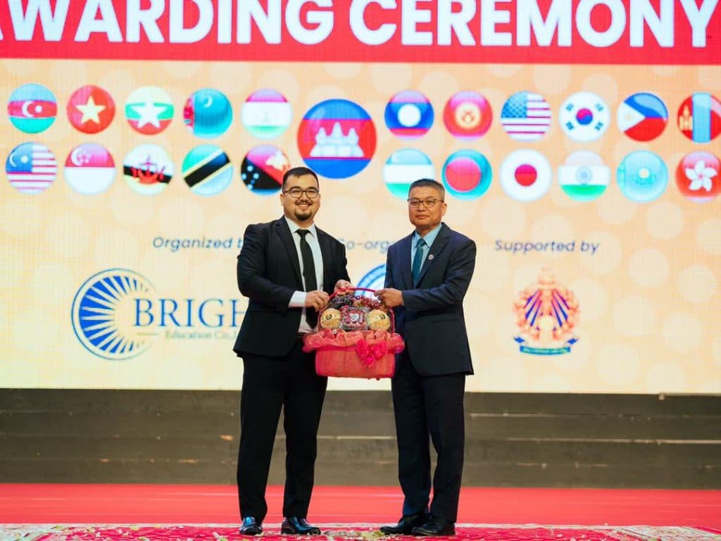 ҒАЛАБАИ МУТЛАҚ: ДУРАХШИ ДАСТАИ ТОҶИКИСТОН ДАР ОЛИМПИАДАИ МАТЕМАТИКИИ АНГКОР–2025 thumbnail 9